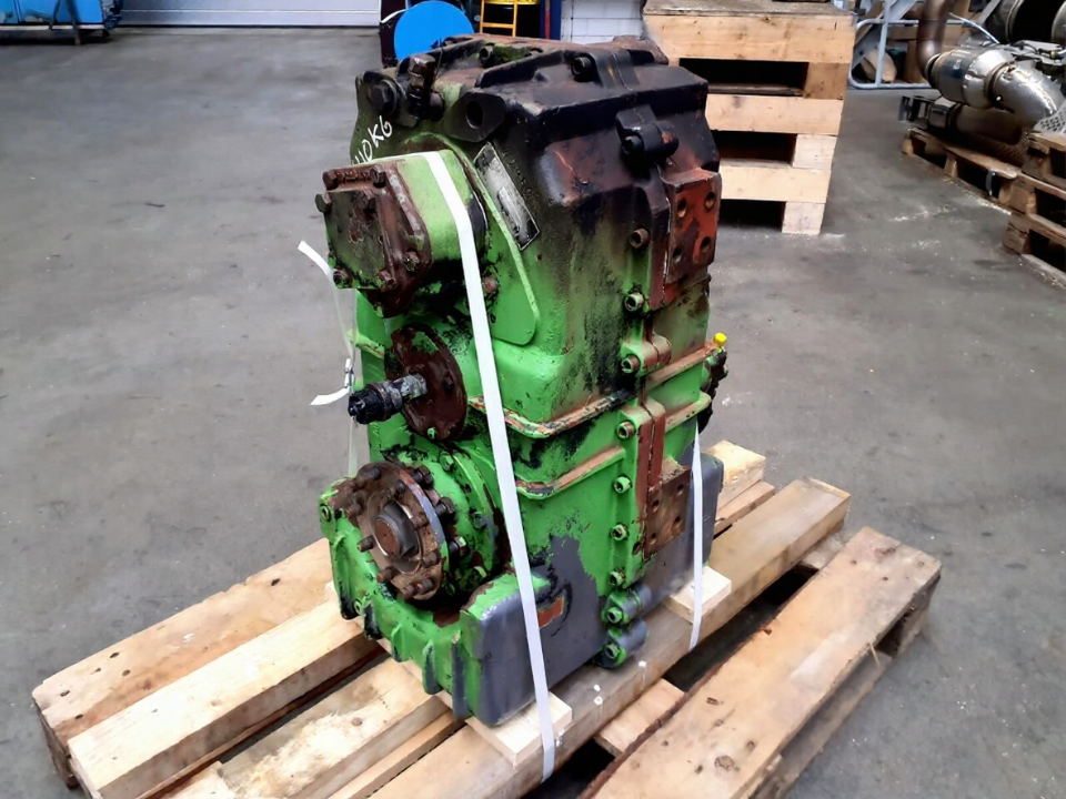 Krupp KMK 4070 Dropbox W395.2A, 42852 caja de transferencia para grúa móvil